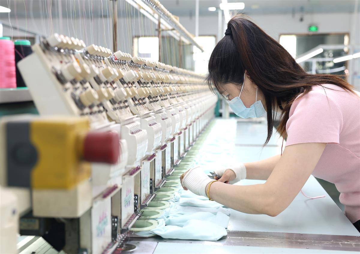 大悟老區紡織產品出口32個國家 江軍勇與李楊引領家紡生產新篇章